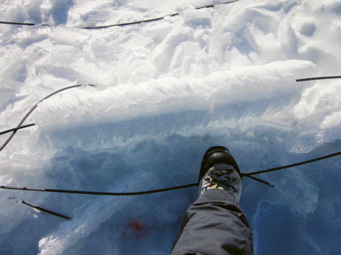 <p class="dLauftextmEinzugDeutschBeitrag"><span class="nowrap"><strong>Figure 3</strong></span> Couche de givre sur un hauban d’un mât de mesure du vent qui s’est effondré sous le poids de la glace.