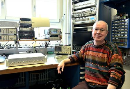 Präzisionselektronik für die Quantenphysik